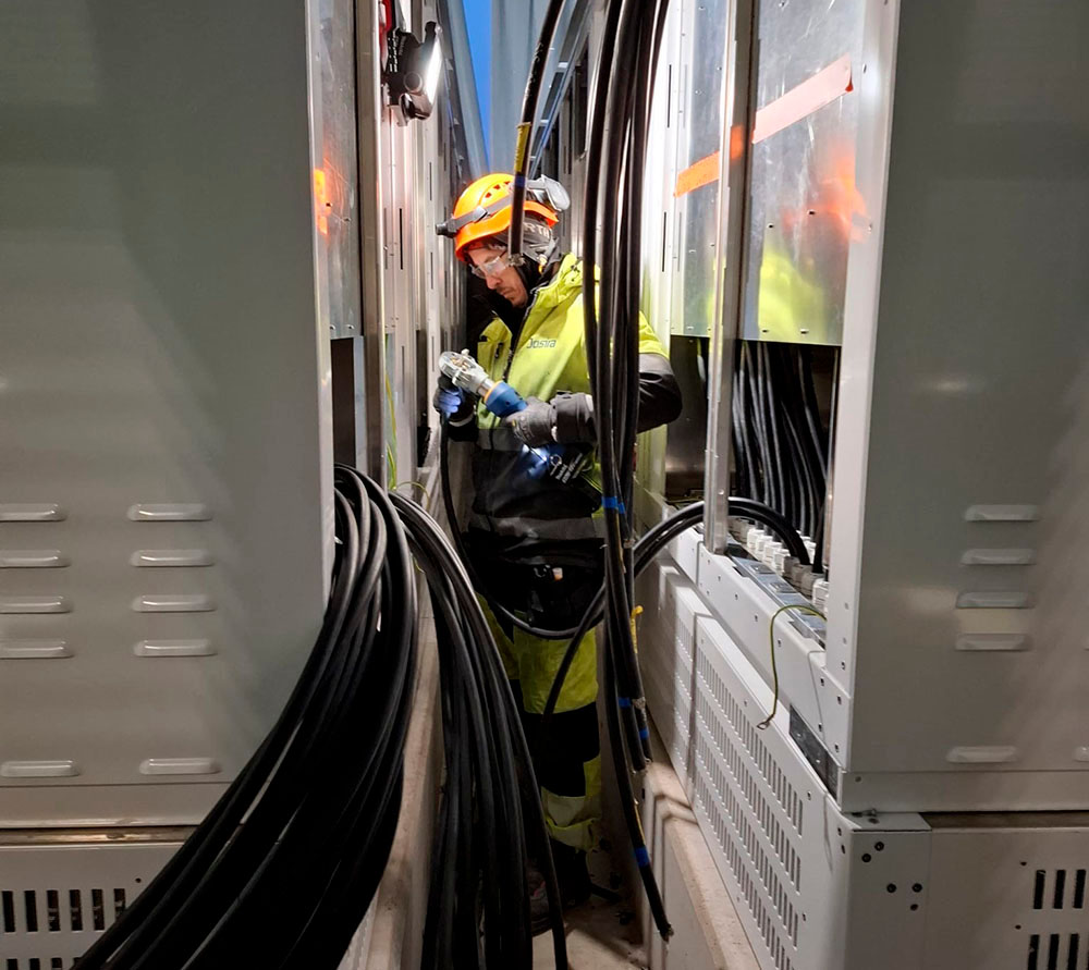 Merus Powerin sähkövarastoprojekti Riihimäellä teollisuusympäristössä, osana Josiran sähköasennus- ja urakointikokonaisuutta.
